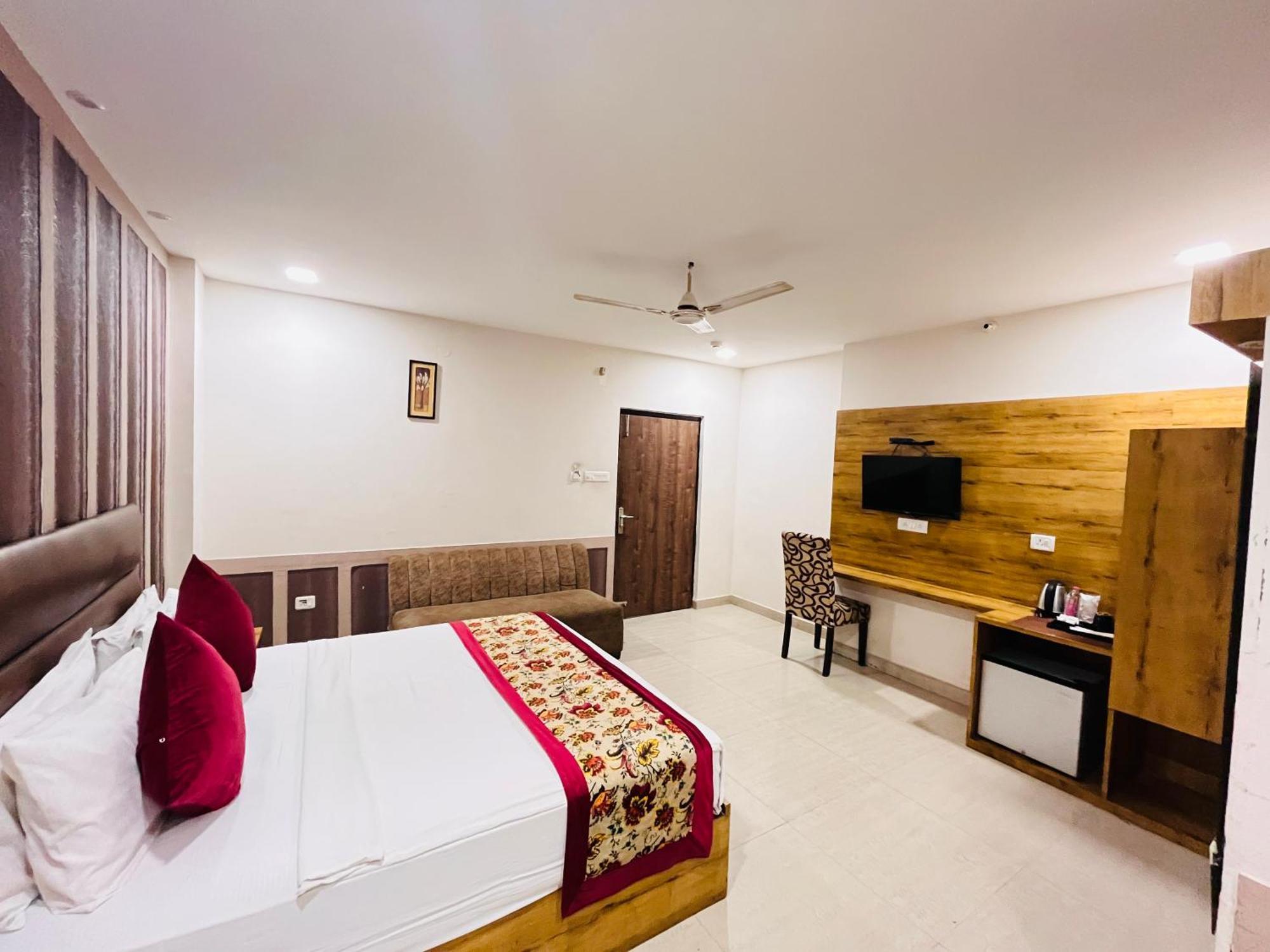 Crown Hotel Agra Near Taj Mahal Exterior foto