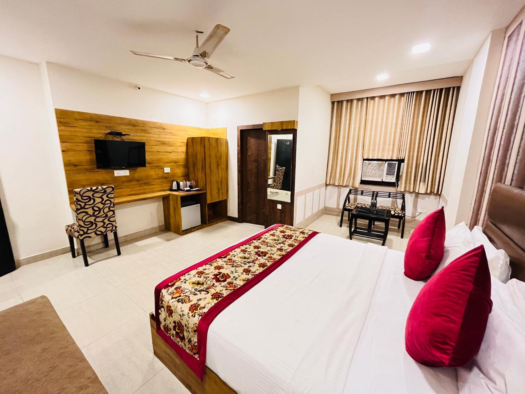 Crown Hotel Agra Near Taj Mahal Exterior foto